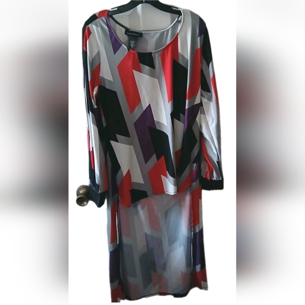 Ashley Stewart - Women's Geometric Colorful Hi-Low Style Blouse. Size 18/20. NWT